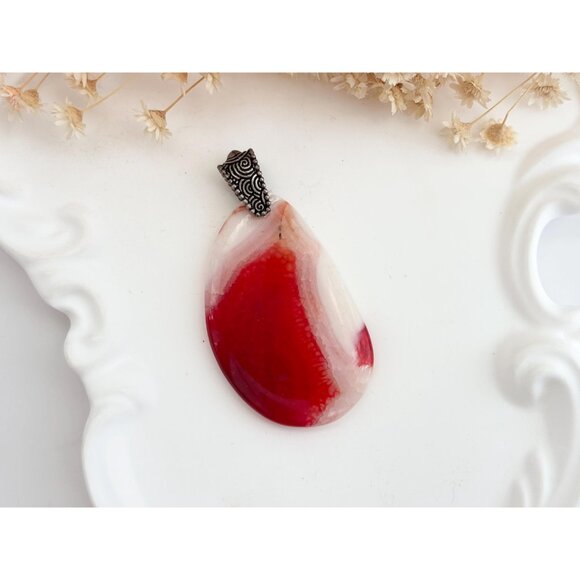 Red & White Polished Agate Crystal Oval Silver Toned Teardrop Vintage Pendant - Picture 4 of 12